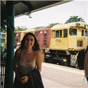 Estudiante de último año de universidad. Dispuesta a dar clases a niños de primaria y ESO. O enseñar castellano y catalán a adultos que lo requieran